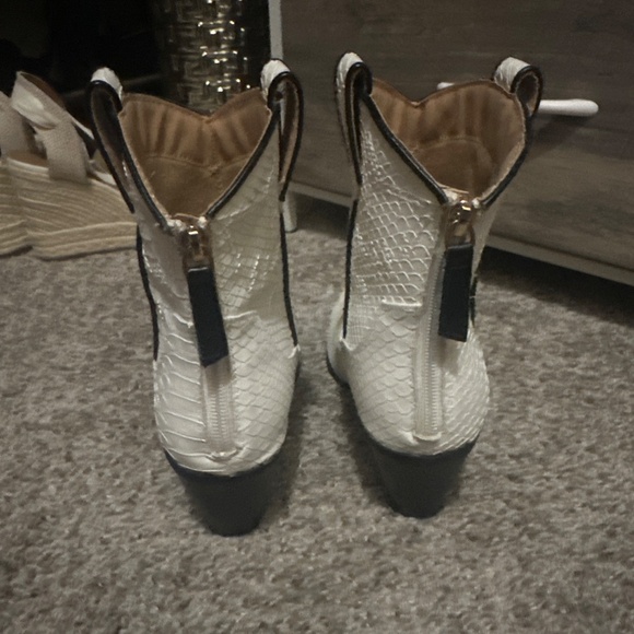 Women’s White Short Cowboy Boots - Picture 3 of 3